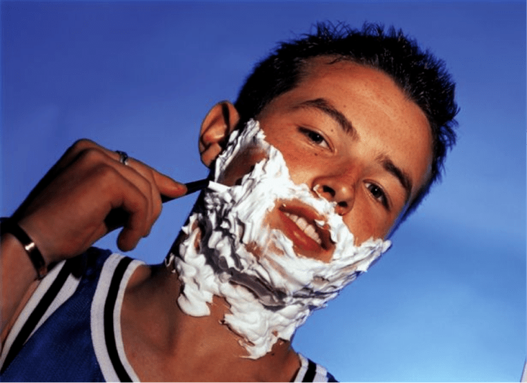 tiener scheert zich en denkt aan penisvergroting