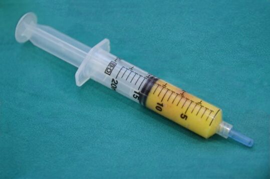 Spuit met vetweefsel voor lipofilling