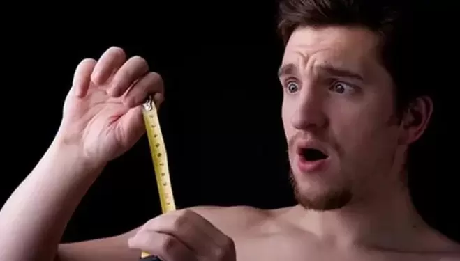 man mat zijn penis vóór de uitbreiding
