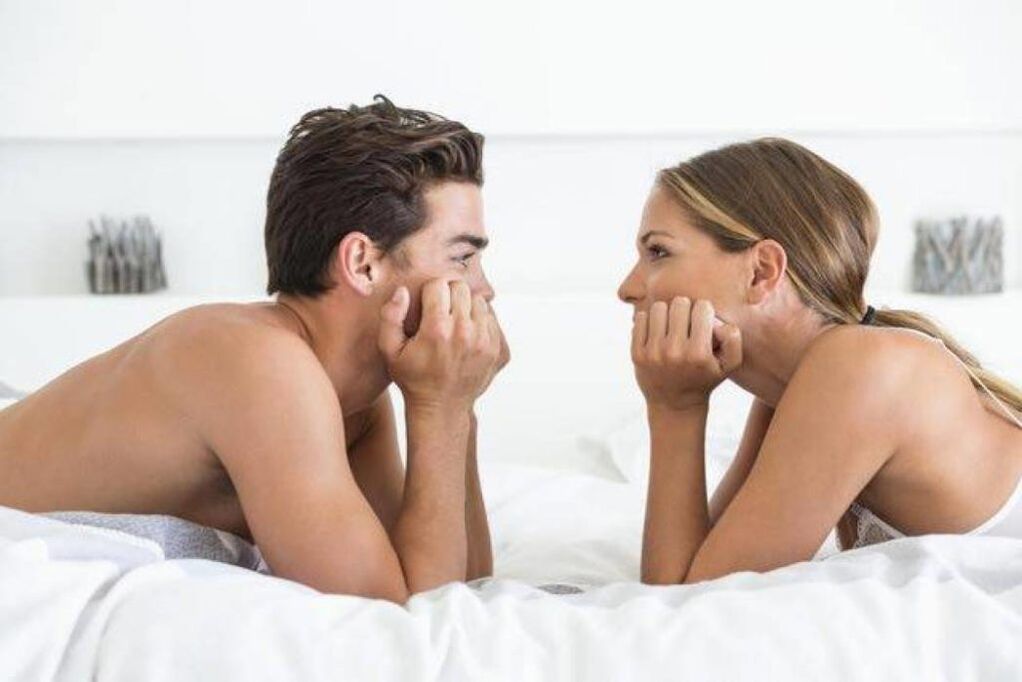 een vrouw in bed met een man met een vergrote penis