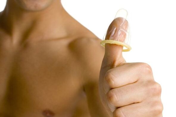 het condoom om de vinger symboliseert de vergroting van de penis van de tiener
