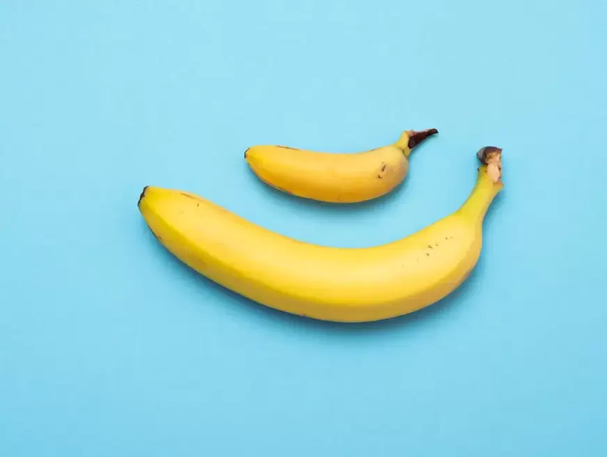 kleine en vergrote penis met pracht en praal op het voorbeeld van bananen